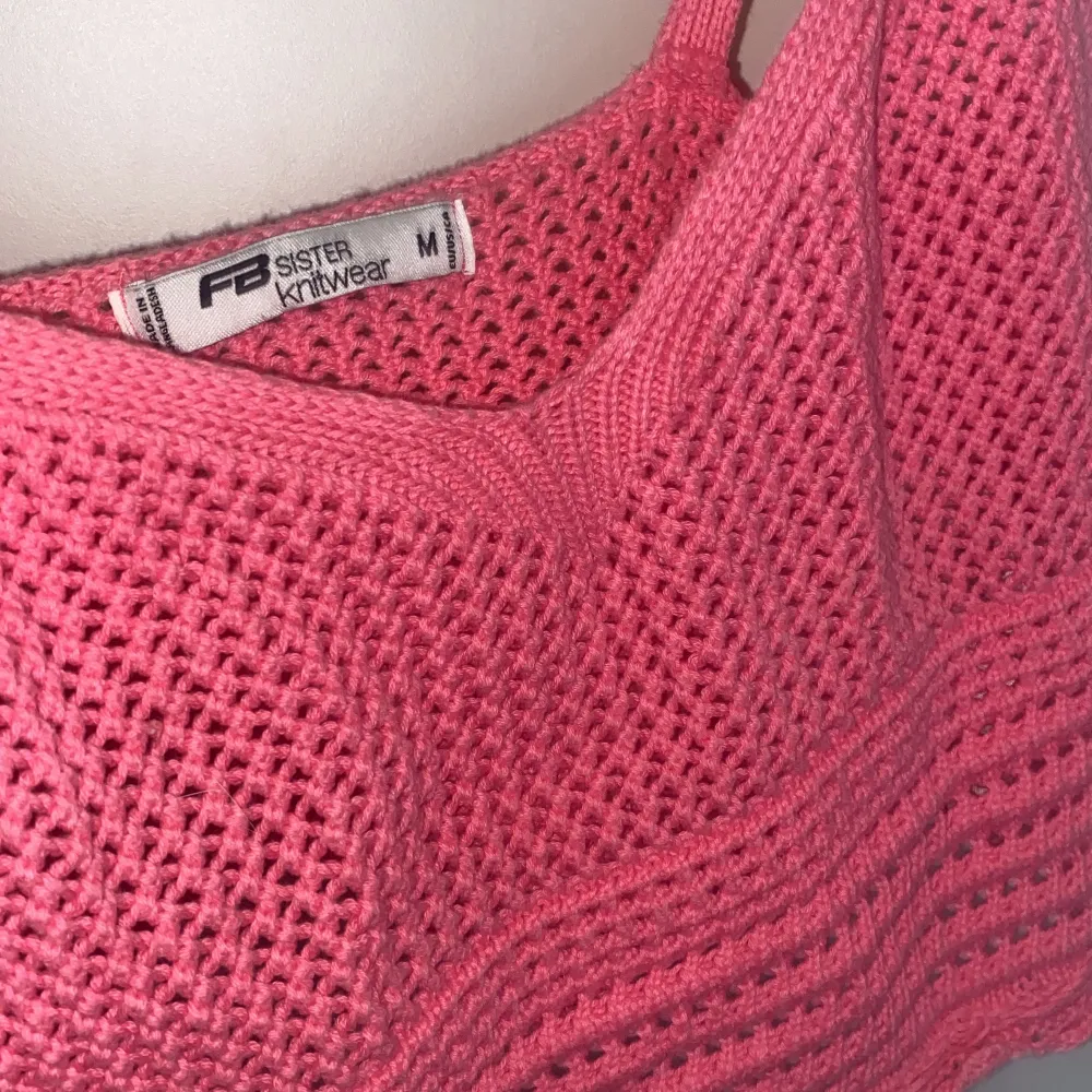 Superfint virkat linne i härlig rosa färg från FB Siter Knitwear. . Toppar.