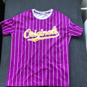 Lila t-shirt - Storlek: Xs Gula texten: Originals