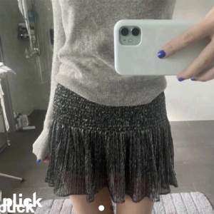 Säljer denna populära zara kjol, använd men bra skick💕