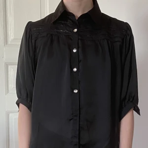 Skjorta - Skjorta i flowigt material m detaljer. Fladdrar i vinden, effektfullt. Köpt på humana för nån månad sen.