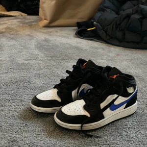 Jordan 1 mid - Ett par feta Jordan 1 mid Skick är 6-10  Ingen box eller kvitto men köpt på JD sports! 
