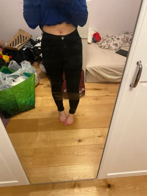 Svarta jeans - Ett par svarta jeans ser oanvända ut väldigt fräsha