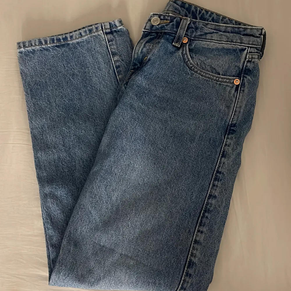 Lågmidjade jeans från weekday i modellen arrow. Köpt för 500kr förra året.. Farkut & Housut.