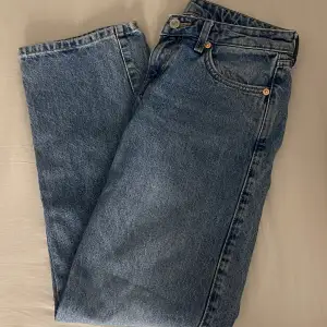 Lågmidjade jeans från weekday i modellen arrow. Köpt för 500kr förra året.
