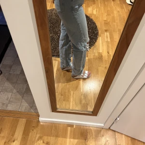 Jeans med hål  - Säljer nu ett par jeans från ginatricot då dom inte kommer till användning längre. De är bra i kvaliten. Jag är 165cm lång. Köparen står för frakten.  