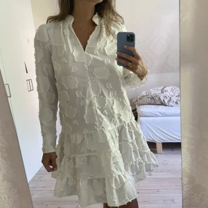 Sommarklänning - Superfin sommarklänning med volanger från H&M. Jättebra skick! 