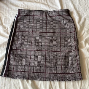 Rutig kjol - Säljer denna kjol då den inte kommer till användning. Den är bara provad. Tryck inte på köp direkt vid intresse kontakta mig.