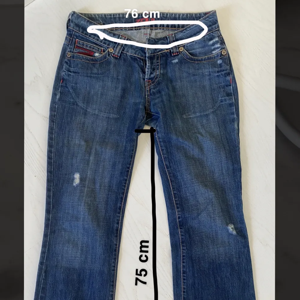 Ett par snygga jeans från Zoul⭐️ Jag vet inte riktigt storlek men skulle tro W26L32 💕 Dem har inte kommit till mycket användning och ser nya ut💕. Jeans & Byxor.
