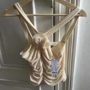 Gina topp - Helt oanvänd topp från Gina Tricot i Stl: S💕 helt slutsåld online! 