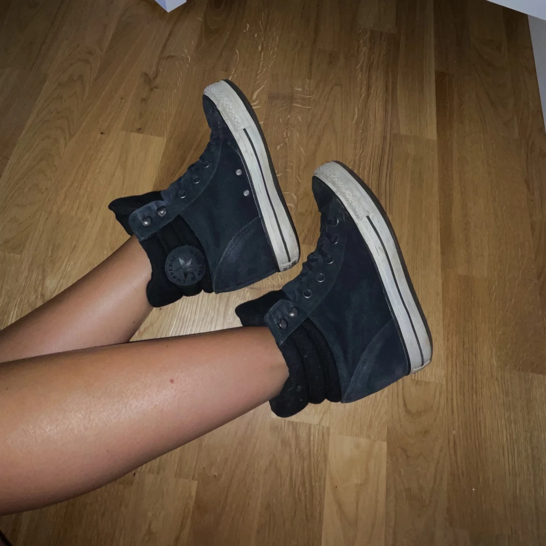 Converse med kilklack