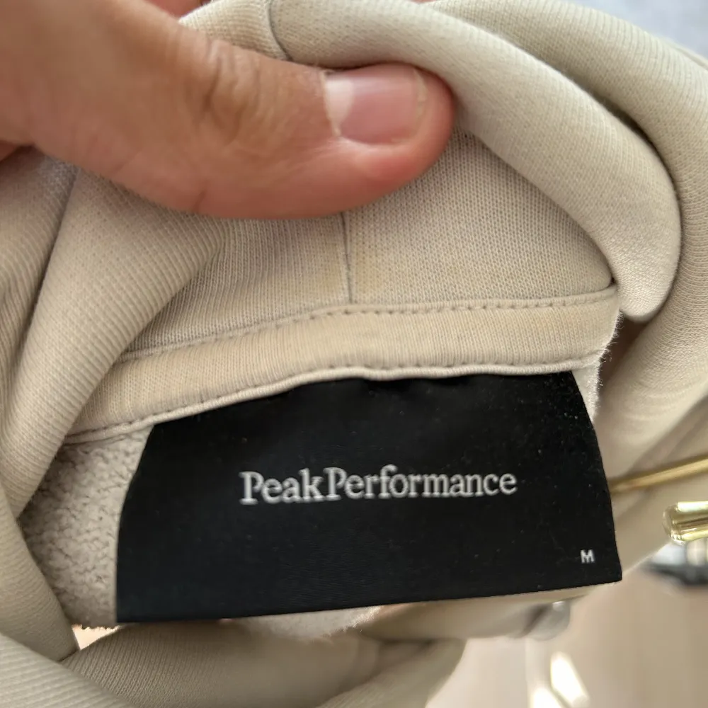 Fin peak hoodie som tyvärr har blivit för liten, använd sällen mest på finare tillfällen. Nypris 1500 kr, vid snabb affär 299.. Hoodies.