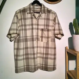 Linneskjorta från YÔKE. Medium, sann i sin storlek. Löngd 71 cm