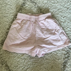 Snygga shorts  - Supersnygga och sköna shorts från Gina. Andvända fåtal gånger. Skcika om frågor☺️