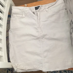 Kjol,Vero moda  - Jeans kjol från vero moda.Aldrig använt och ser ut och vara i bra form