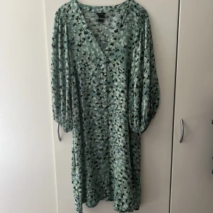Vackert grön sommarklänning - Skir grön färg, luftig knälång klänning (till 1.73 lång person). Använd en gång. Normal i storleken.