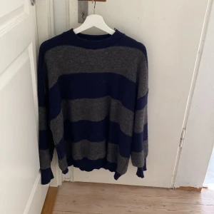 stickad trja - säljer en stickad tröja frpn emmiol som knappt är använd, den är second hand köpt från plick och har ett litet hål ungefär vid vänstra nyckelben  orginal pris från emmiol är ca 580kr