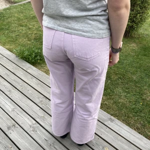 Snygga lila jeans från monki!  - ⚠️OBS!! Dessa är för korta för mig, vilket gör att passformen kan ändras⚠️ Snygga lila jeans från monki💜som nya då ja använt de max 5 ggr. Innerbensmått: 79 cm. Jag är 174. 120+frakt! 