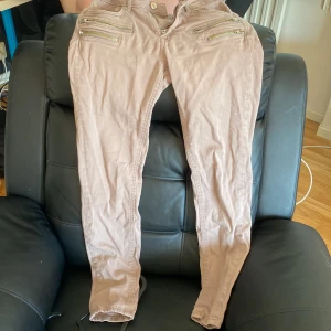 Byxa - Använd ofta då jag tyckte om denna inga anmärkningar alls inte sönder eller något, inte smutsig 