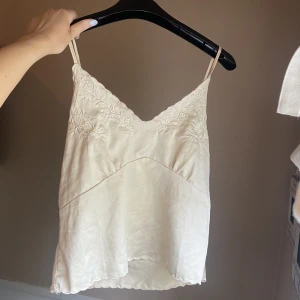 Så fin topp - Super fin och somrig topp, bra skick! lite skrynklig men går såklart att fixa💛 bud på 150kr