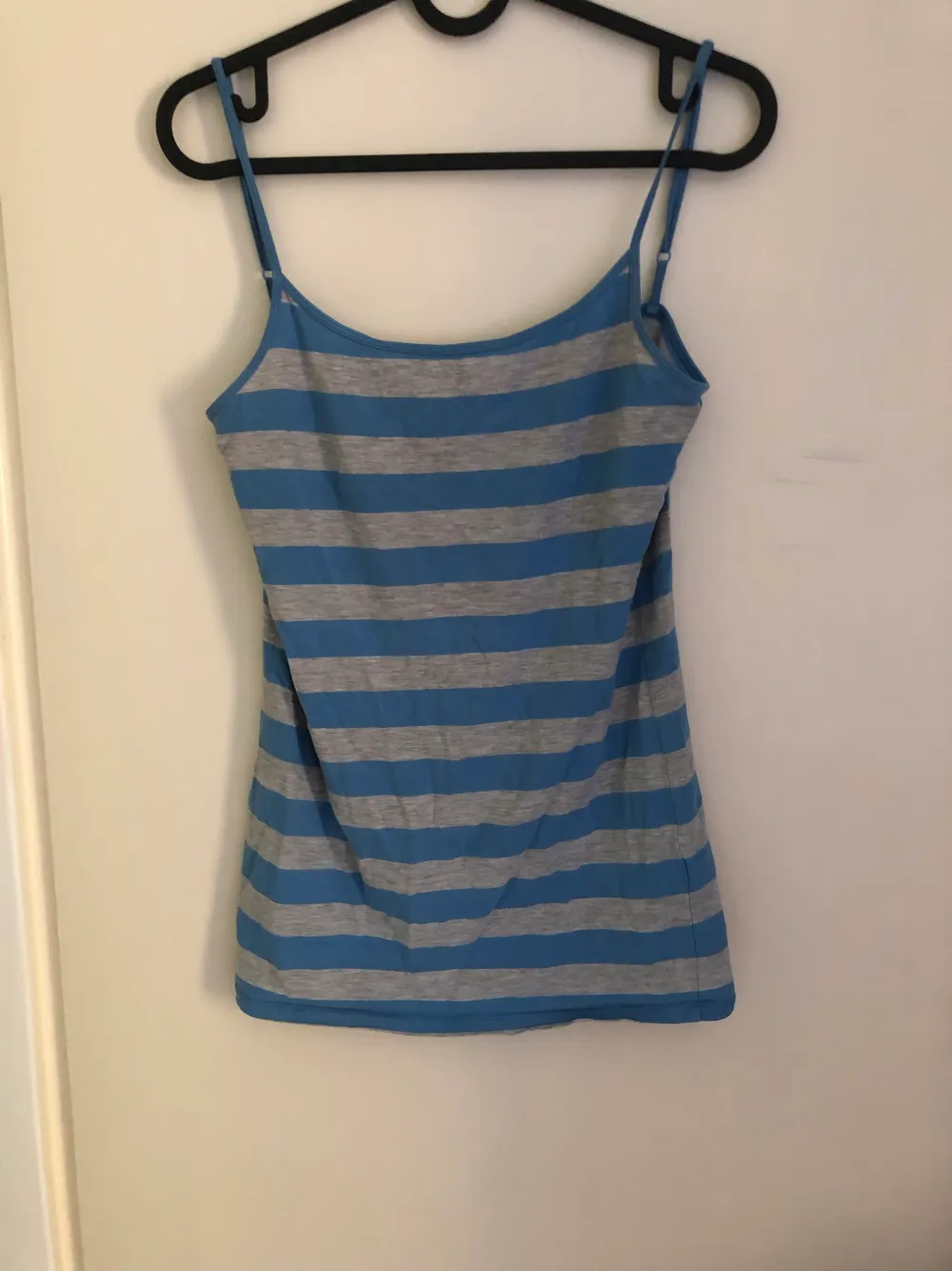 tank top with blue and grey stripes. Toppar.