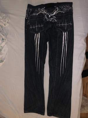 Tvär feta wax action jeans i mörkblå med röd stitching runt fickorna. storlek 34/34 väldigt bra skick och sällsynta.
