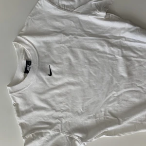 Nike body - Nike body. Oanvänd, kan även klippas till T-shirt