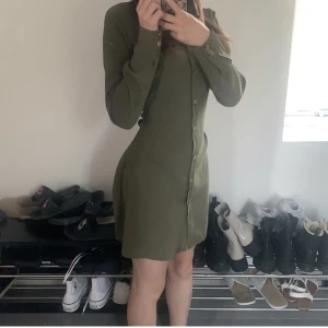 Grön klänning - En fladdrig, medellång grön klänning perfekt till sommar kvällar. Knyter med band där bak för att välja hur tajt den ska sitta🫶