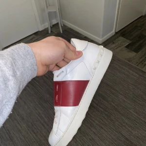 Valentino skor - Valentinos i väldigt gott skick. Inga märkbara defekter. Box medkommer. Storlek 41 passar 42. Hör av er vid frågor.