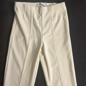Beige byxor aldrig använda  - Strl m 