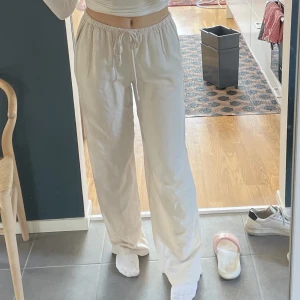 Linnebyxor - Säljer mina linnebyxor från Gina, de är jättefina men tyvärr för långa för mig och tagit av lappen nu så kan ej  byta. Köpte för 399 säljer för 299 då de endast är testade!❤️de är inte genomskinliga alls, har mörkgråa trosor på mig på bilden och de syns ej