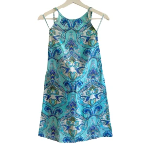 Kort Sommarklänning  - VARAN KAN KÖPAS DIREKT PÅ VÅR HEMSIDA, ettmarke.se 🌟 Färg: Blå, Gul & Vit. Modell: Kort. Storlek: 36/S enligt lapp. Totallängd (med axelband) Ca 80 cm Skick: Fint skick med få tecken på användning. 