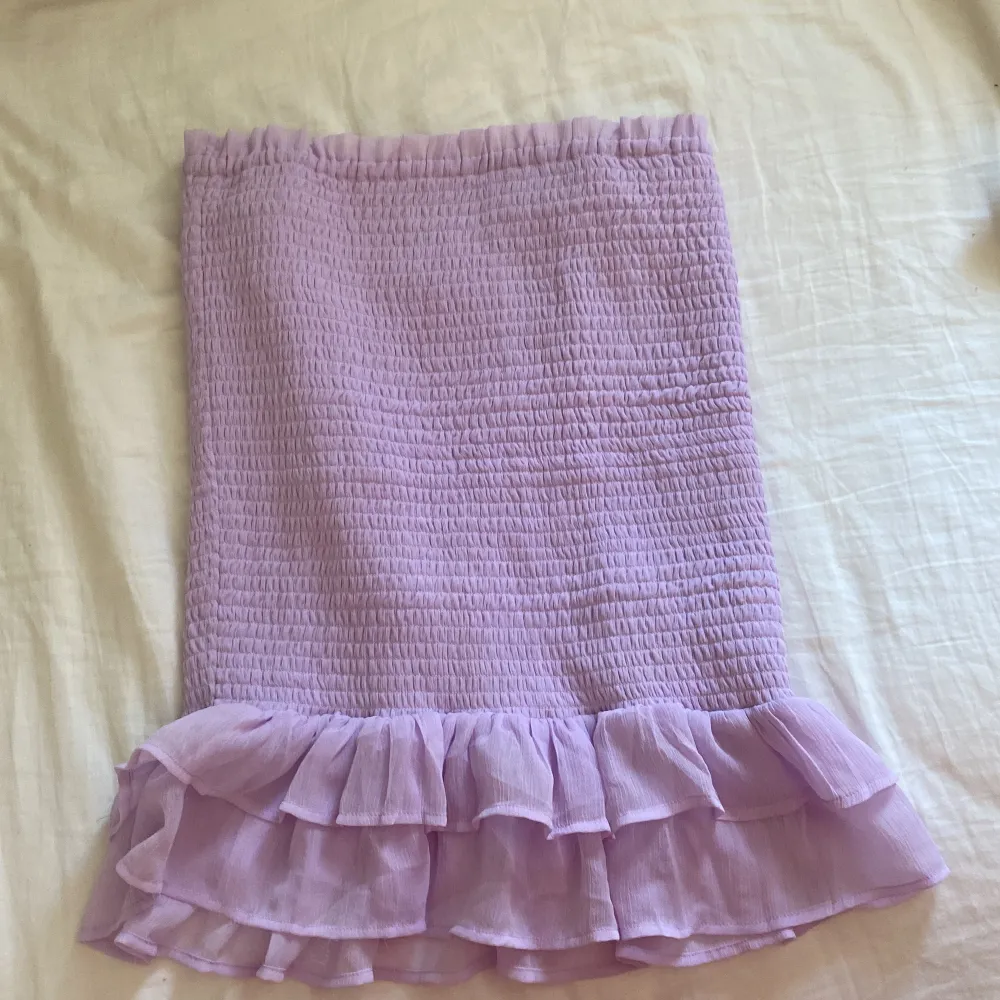 Säljer denna urgulliga lila kjol från Bikbok! Den är knappt använd och är i storlek M💗. Kjolar.