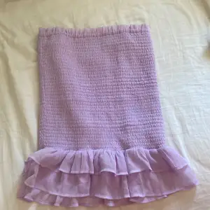 Säljer denna urgulliga lila kjol från Bikbok! Den är knappt använd och är i storlek M💗
