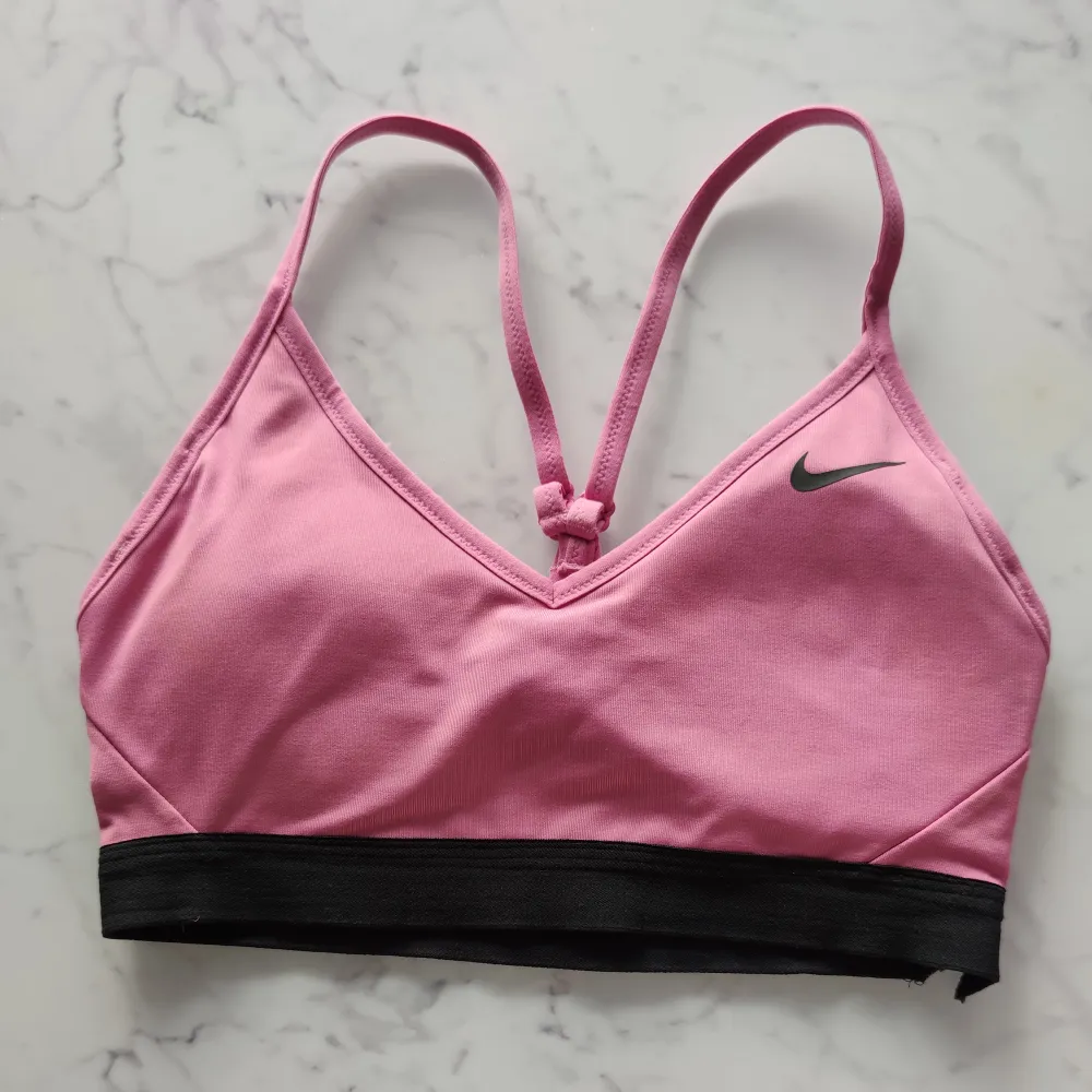 NIKE sports bra, small defect on the black underhand - see photo. Toppar.