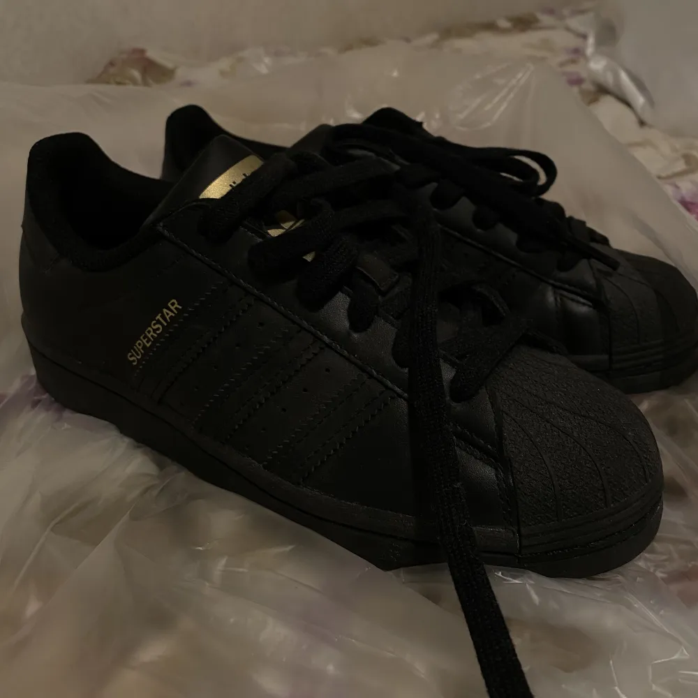 Adidas skor som börjar trenda nu igen! Är i bra skick och är storlek 36,5 men skulle även passa 37. Kontakta mig för fler bilder eller frågor, möts upp i Stockholm 😁(pris kan diskuteras). Skor.