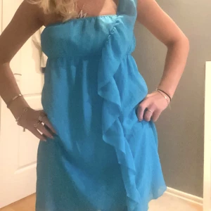 Sommarklänning - Säljer min somriga klänning i sen såå fin blå färg! 