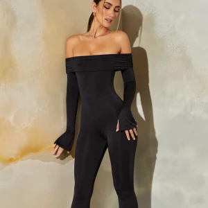 Off shoulder jumpsuit - Svart off shoulder jumpsuit från Oh polly! Öppen rygg med vida ärmar och slits vid benen. Helt ny och aldrig använd. Säljer pågrund av att eventet blev inställt. Storlek S. Original pris på hemsidan, 720+180kr frakt.