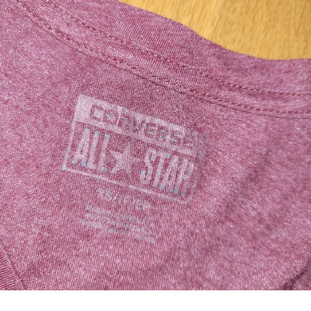 Converse All Star t-shirt i fint skick. Storlek XS, men passar mig som har S också! Säljer då den inte kommer till användning. Köparen står för frakten💕. T-shirts.