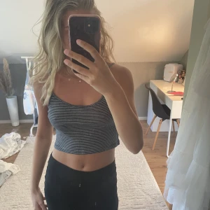 Brandy Melville  - Säljer detta linne från brandy Melville. Använd fåtal gånger men i väldigt bra skick😊Storleken är one size men skulle säga att den passar Xs-M