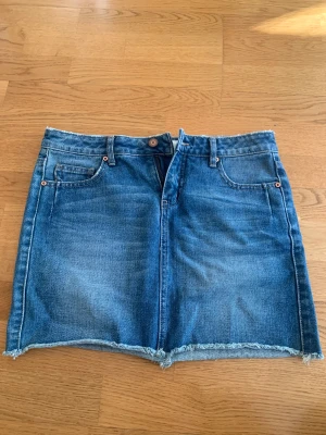 Jeanskjol - Jeanskjol från märket pieces. Fint skick. Storlek S/M men skulle säga att den mer passar en S.