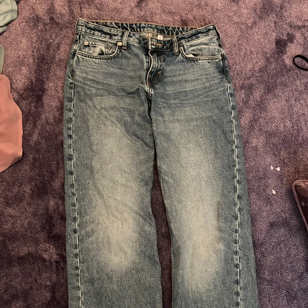 Här har jag ett par lågmidjade jeans från weekday. Storlek: W 27 L 32.. Jeans & Byxor.