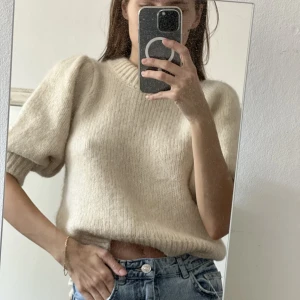 Stickad topp - Stickad topp från Gina tricot! Jättebra skick🤍🌸