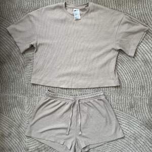 Pyjamas set från H&M i storlek S.  Väldigt fint skick och knappt använd. 