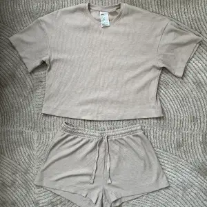 Pyjamas set från H&M i storlek S.  Väldigt fint skick och knappt använd. 