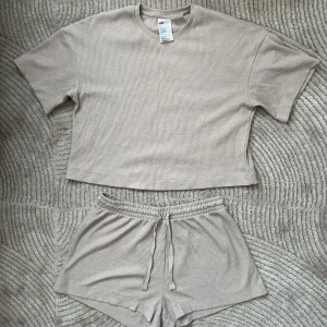 Pyjamas set H&M - Pyjamas set från H&M i storlek S.  Väldigt fint skick och knappt använd. 
