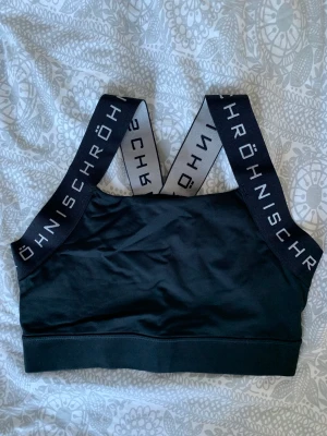 Sportbh - Supersnygg sportbh från Röhnish. Använd några gånger, men noga tvättad och i bra skick. Säljer den då den är för liten. 