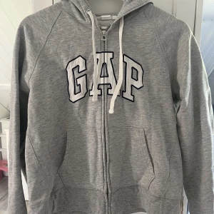 GAP zip up! - Säljer denna skit snygga gap zip up som köptes i deras officiella affär i London. Den är i knappt använt skick och super fin!