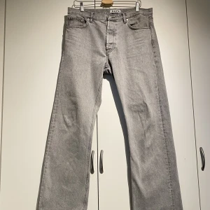 Hope Rush Denim Light Grey 32 - Hej, säljer ett par av den väldigt populära modellen och färgen Hope Rush Light Grey i storlek 32. De är i bra skick utan fläckar eller dylikt. Ledig passform med vida benöppningar. Nypris runt 2000kr. Priset är inte hugget i sten. Hör av dig vid frågor.