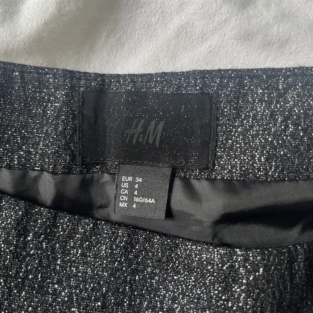 Super söt svart glittrig kjol från H&M. Kjolen är i storlek 34❤️. Kjolar.