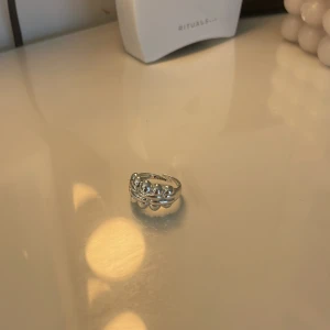 Pilgrim ring! - Så snygg ring från pilgrim, justerbar! Har aldrig kommit till användning, anledningen till att jag bara använder guld.